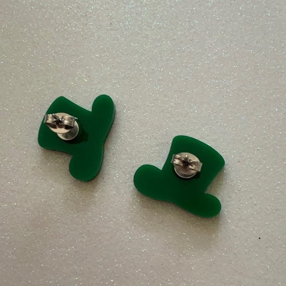 Leprechaun St. Patrick's Day green glitter acrylic stud earrings - Picture 8 of 8